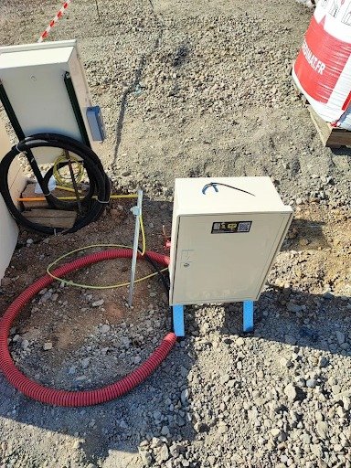 Coffret de chantier surélevé raccordé via gaine annelée avec mise à la terre pour alimentation électrique provisoire à Soisy-sous-Montmorency, Val d’Oise, France.