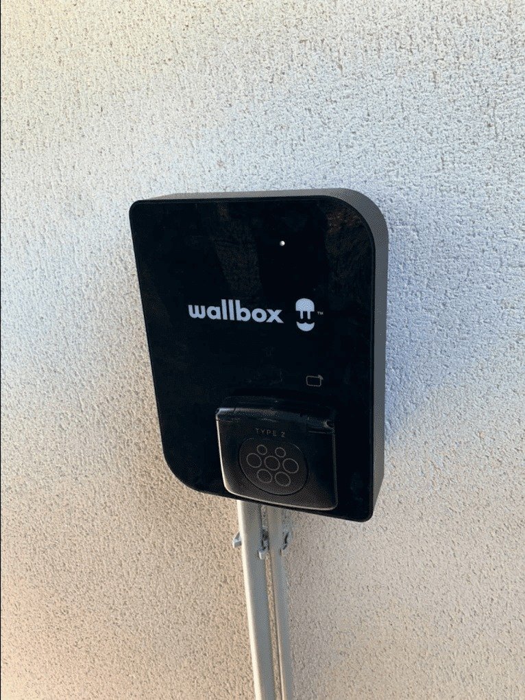 Fourniture et pose d’une borne de recharge Wallbox avec prise Type 2 installée sur un mur extérieur à Soisy-sous-Montmorency, Val d’Oise, France.