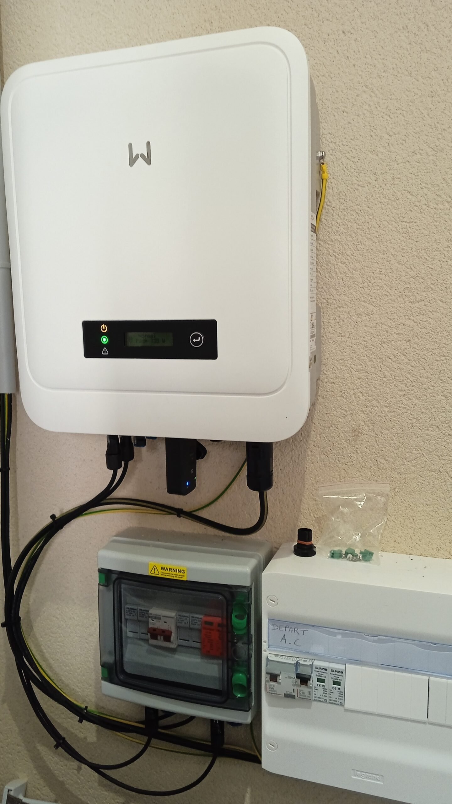 Installation professionnelle d’un onduleur solaire avec protections AC/DC pour sécuriser la production photovoltaïque et alimenter le réseau domestique.