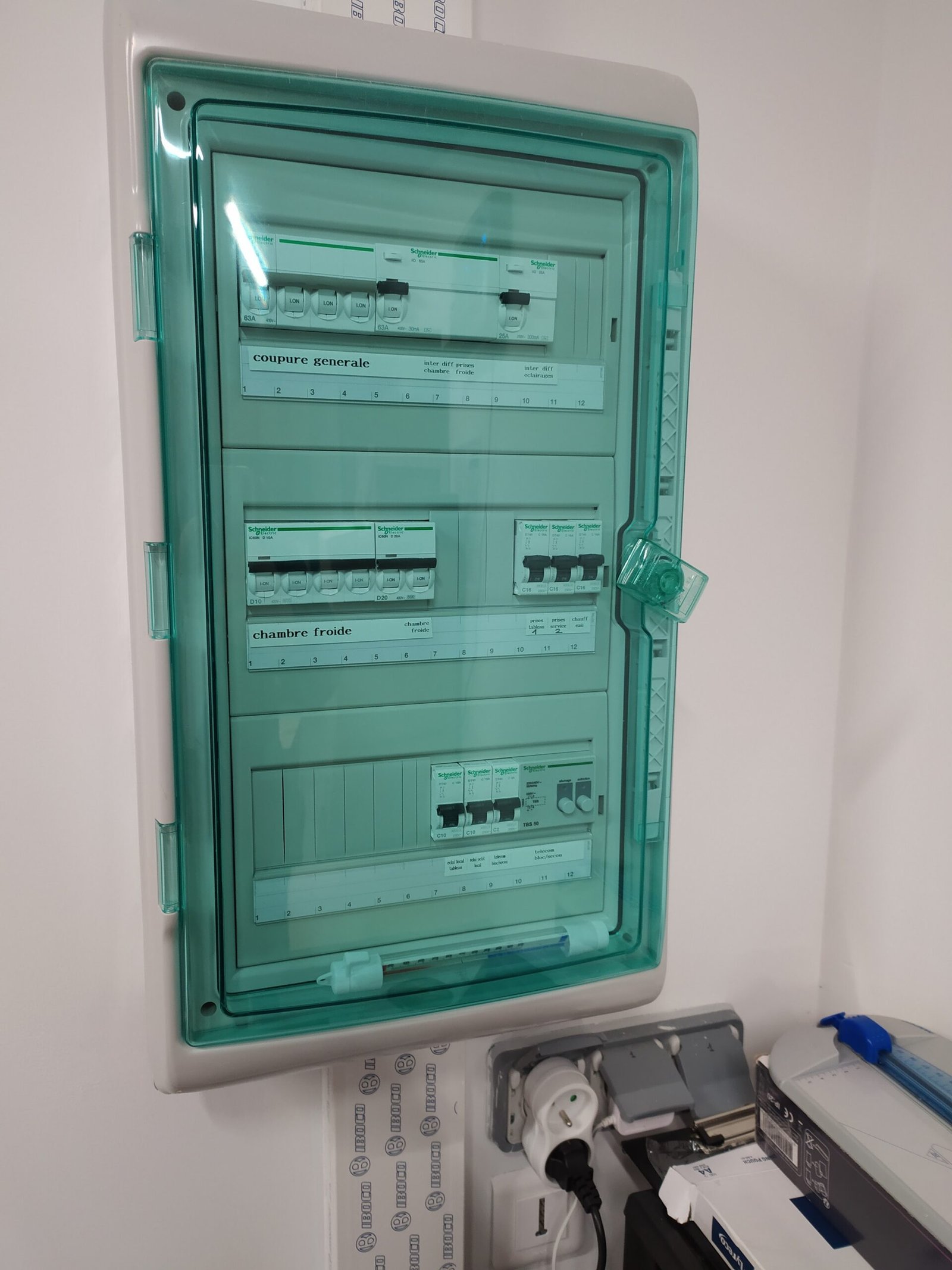 Tableau électrique rénové et remis en conformité totale avec protections différentielles et disjoncteurs réorganisés selon plan d'installation.