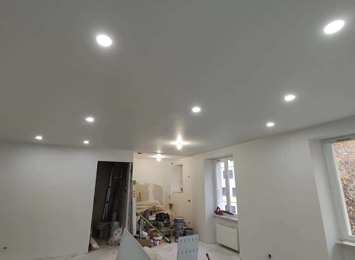 Installation d’un éclairage par spots LED encastrés au plafond dans une pièce en rénovation à Soisy-sous-Montmorency, Val d’Oise, France.