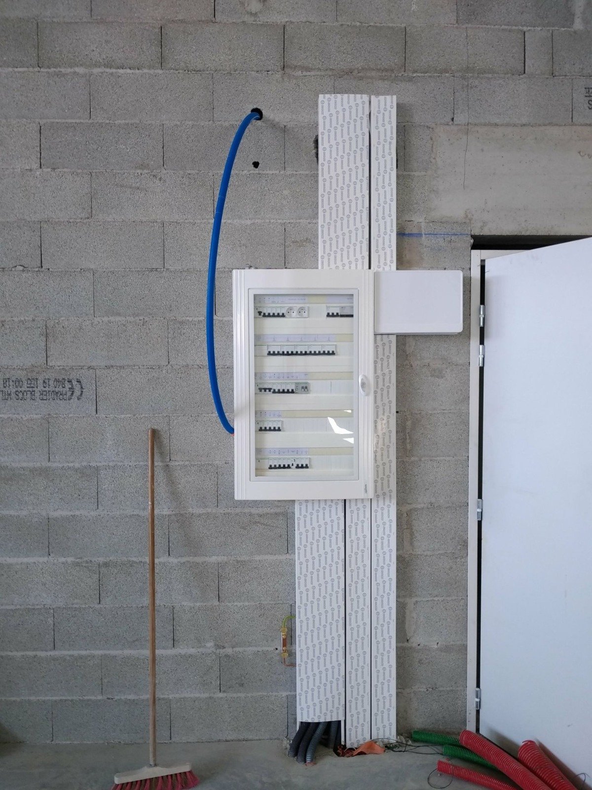 Installation d’un tableau électrique en intérieur avec goulottes et gaines encastrées à Soisy-sous-Montmorency, Val d’Oise, France.